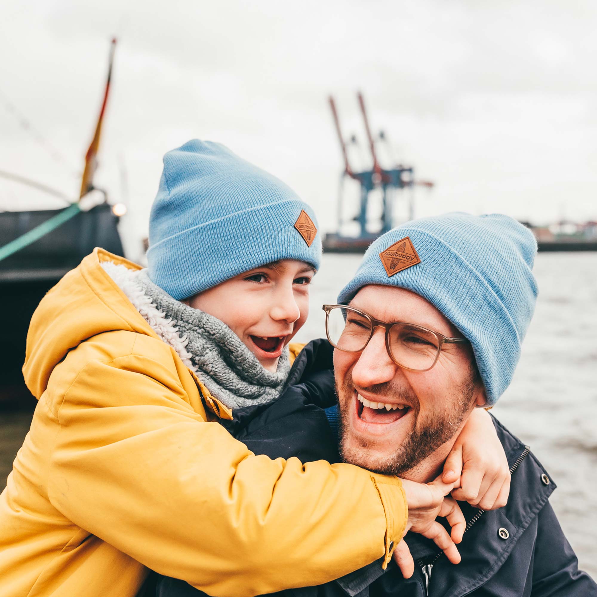 Vater Sohn Partnerlook mit Beanies in hellblau