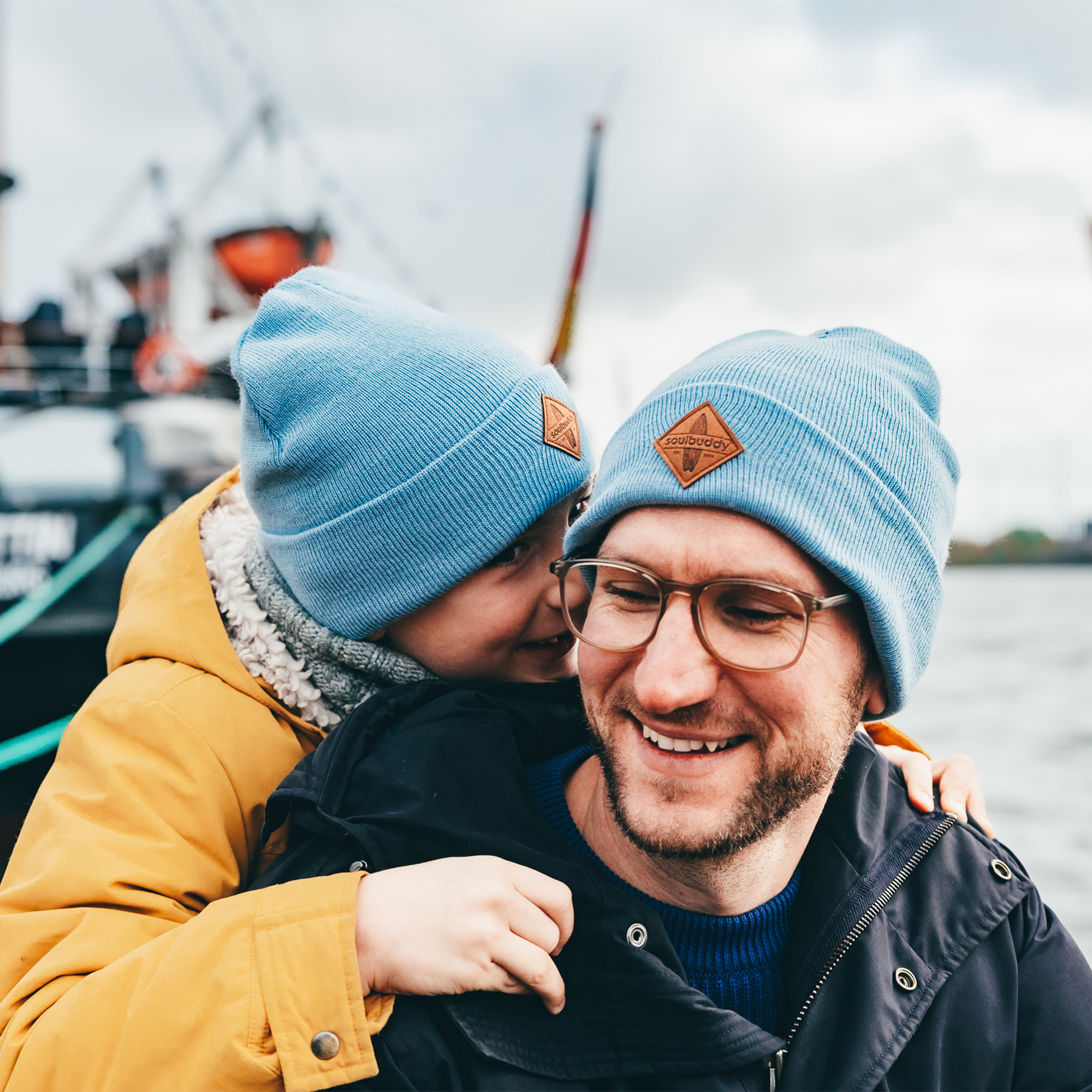 Vater Sohn Partnerlook mit Beanies in hellblau