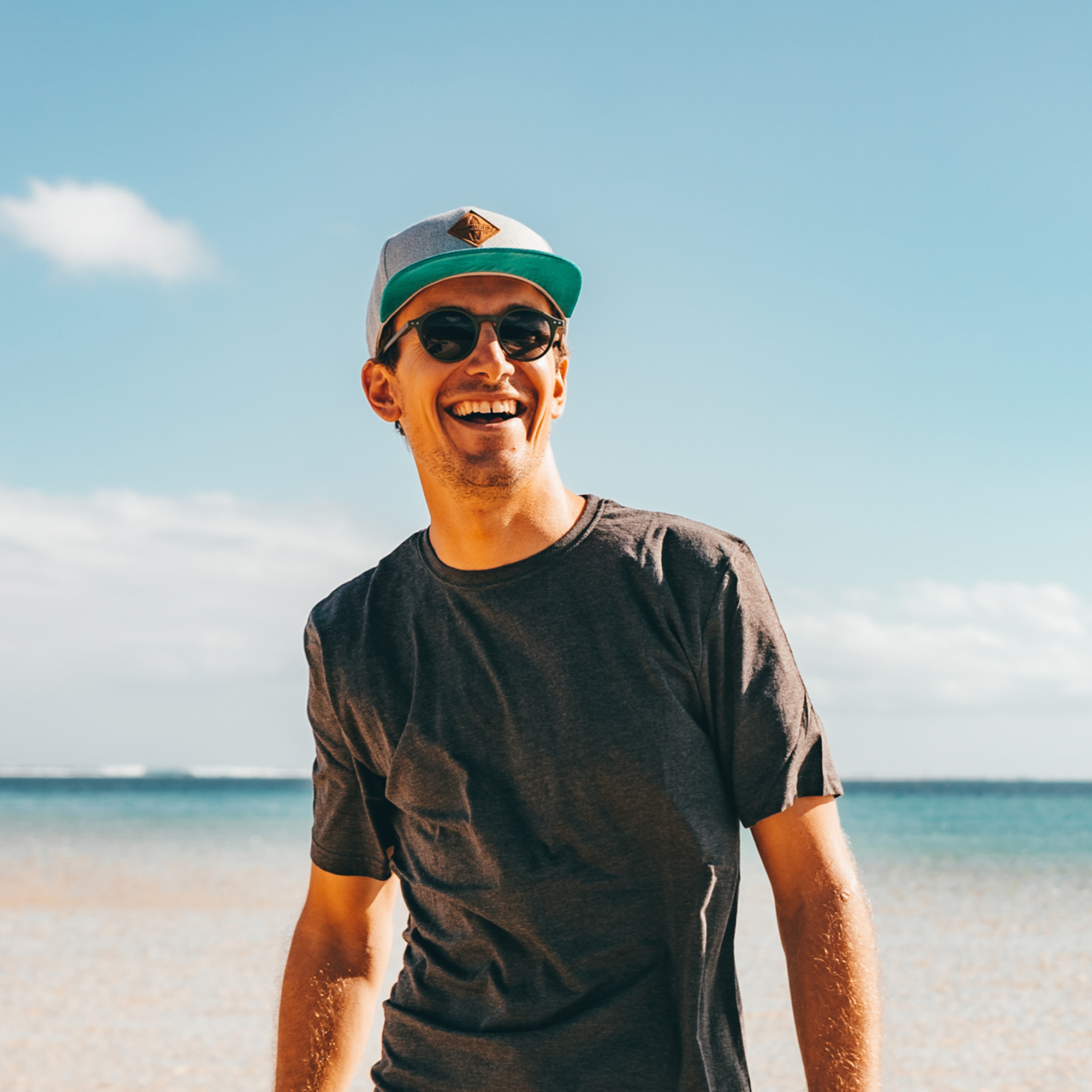 Mütze Herren grau-petrol am Strand