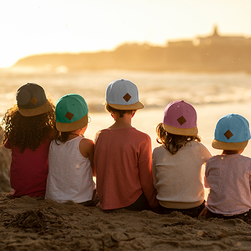 Kinder mit Snapback Caps