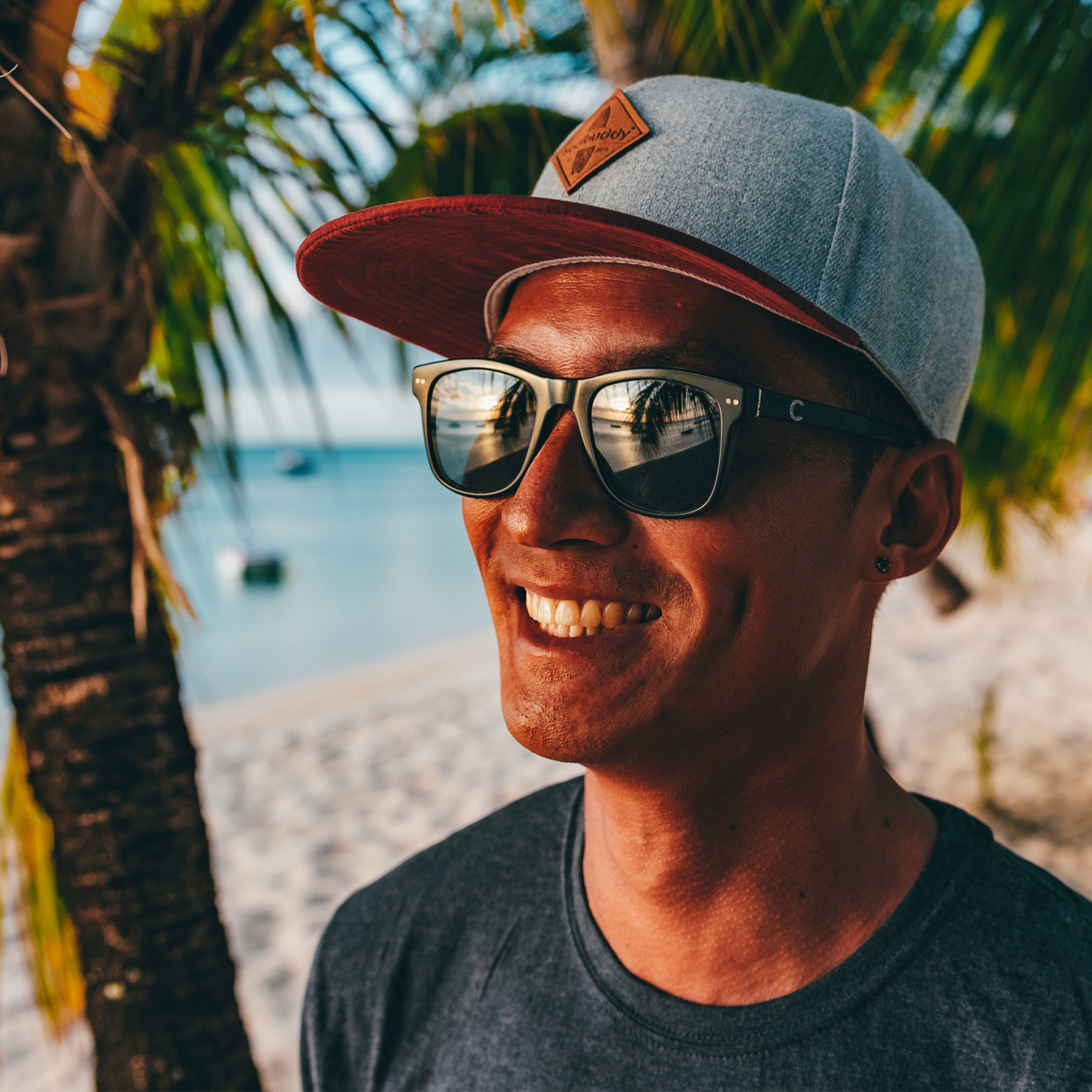 Snapback Cap für Herren Damen grau-rot am Strand