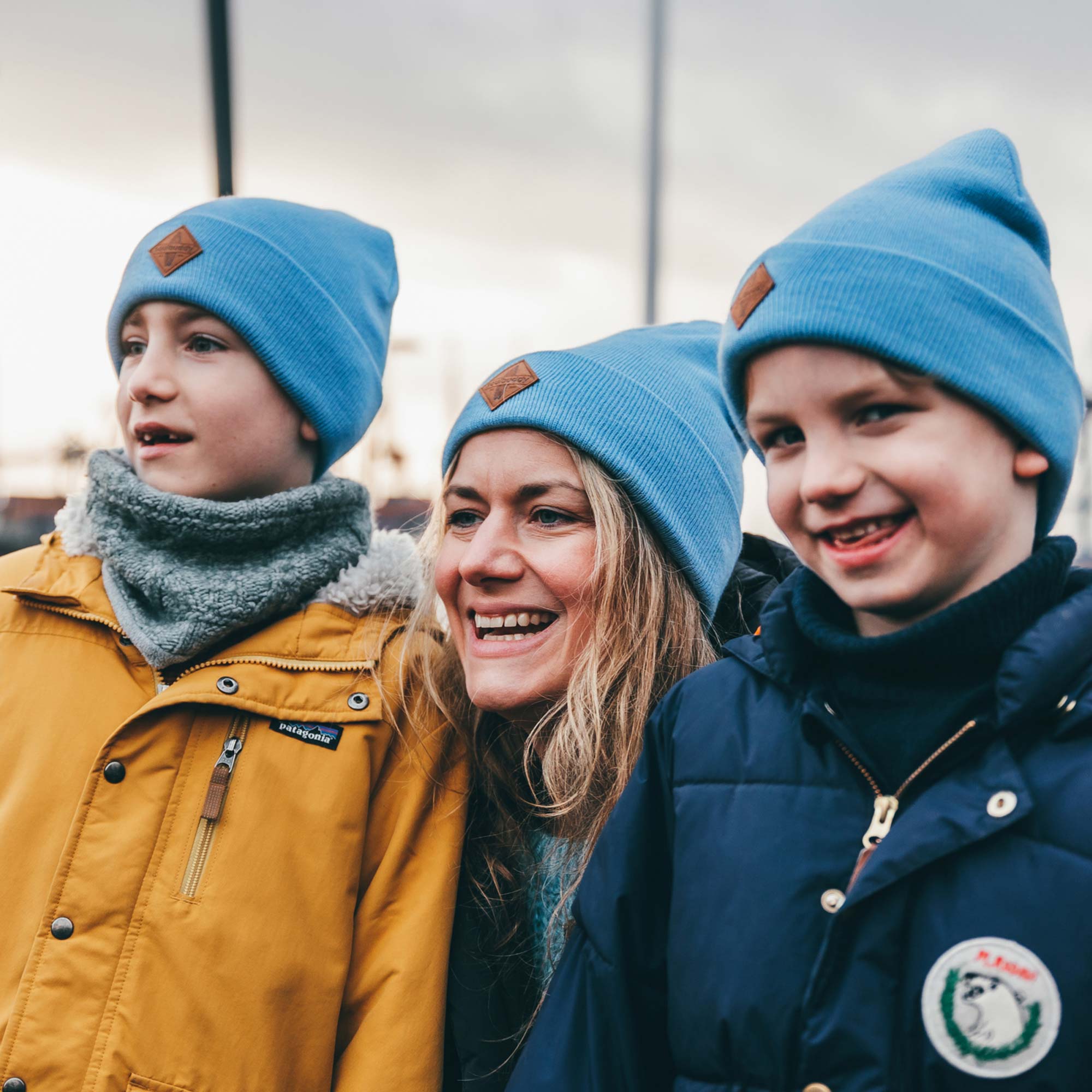 Mutter Sohn Partnerlook mit Beanies in hellblau