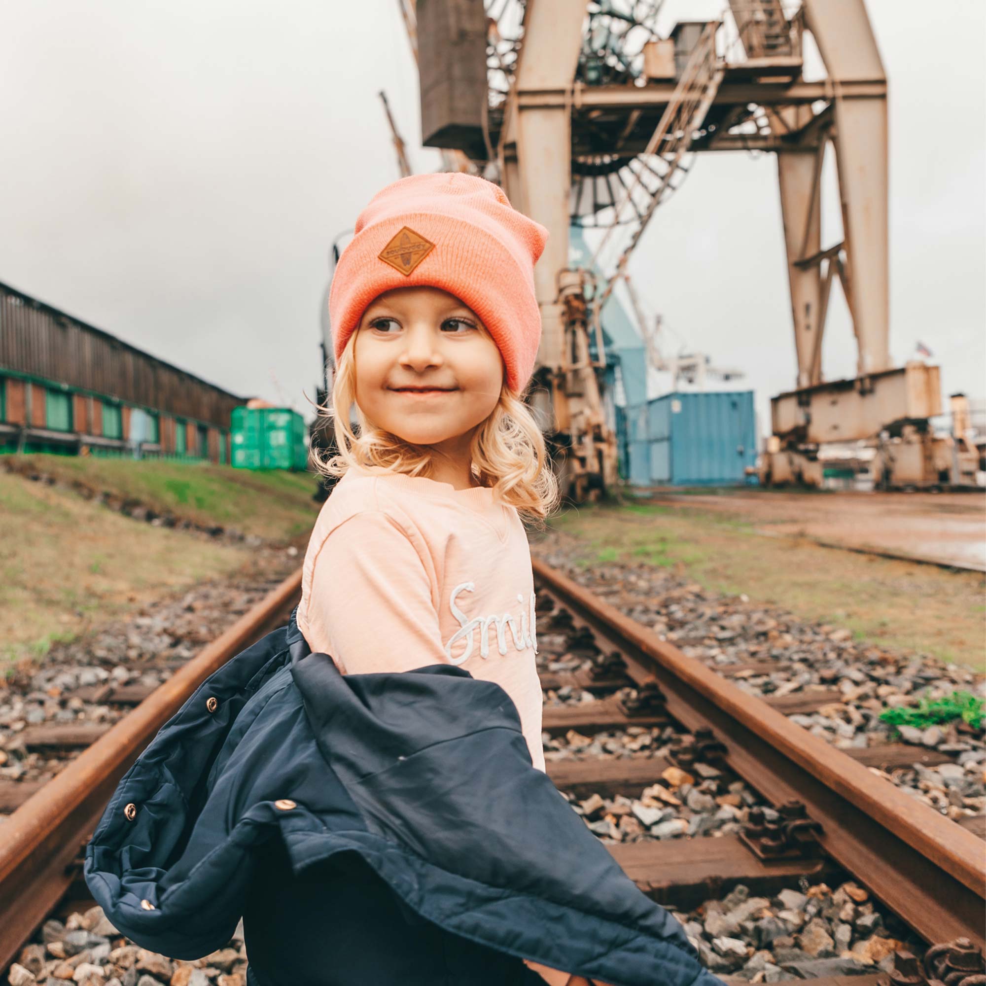 Kinder Wintermütze Beanie rosa am Gleis